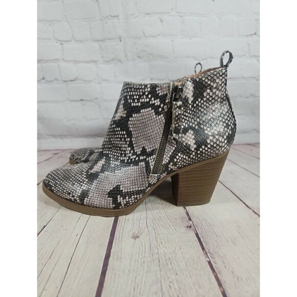 Universal Threads Ankle Boots Gray Snakeskin Women's Size 8.5 - Picture 1 of 9